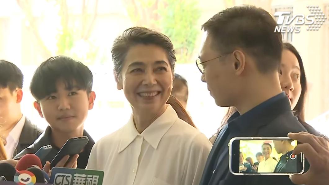 Speculation grows over Gou’s potential TPP collaboration (TVBS News) Gou’s running mate Lai Pei-hsia picks up election form