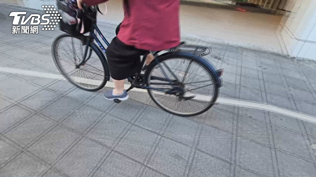 自行車騎上人行道要注意，違規恐被開罰。（圖／TVBS資料畫面）