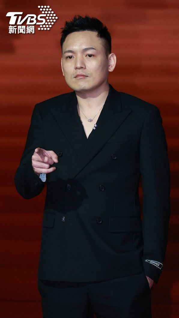 春風身穿雙排扣西裝帥氣亮相，胸前微露小V。(圖／TVBS娛樂組攝）
