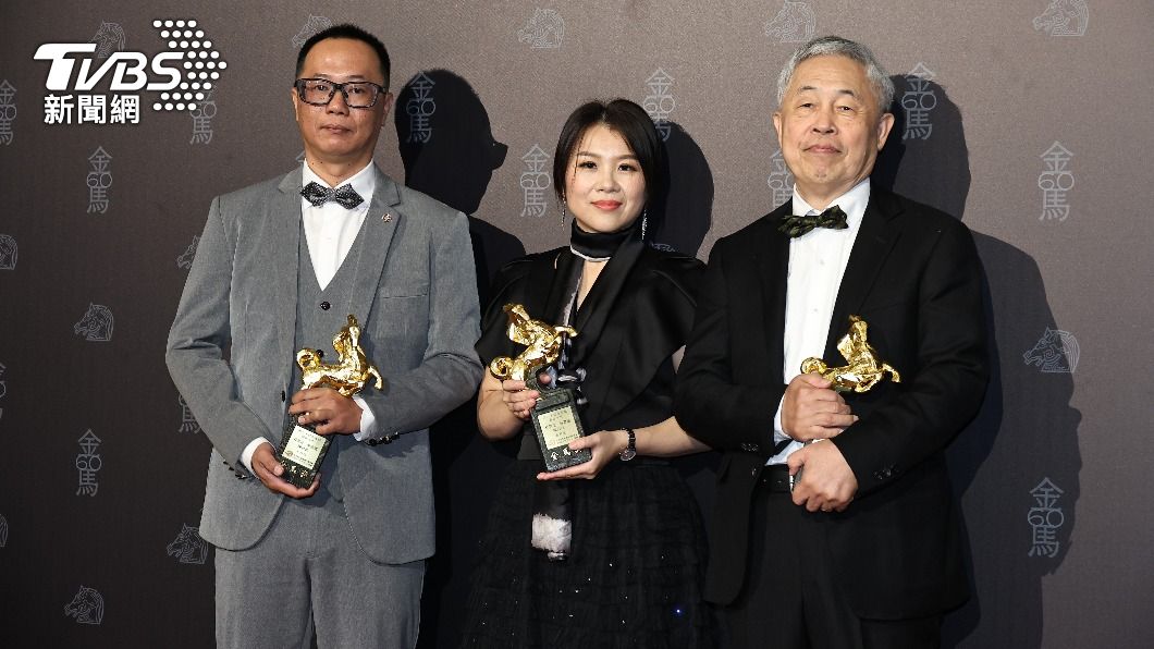 杜篤之（從右至左）、吳書瑤、陳冠廷憑《五月雪》抱回最佳音效獎。（圖／TVBS娛樂組攝）