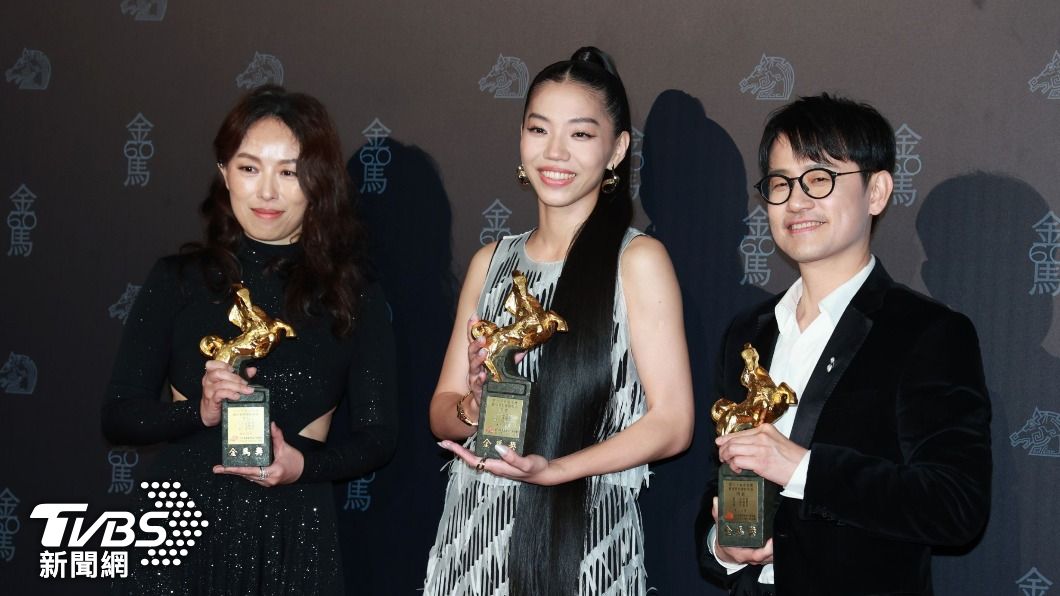 《本日公休》導演傅天余（左起）和洪佩瑜、陳建騏抱回最佳原創電影歌曲獎。（圖／TVBS娛樂組攝）