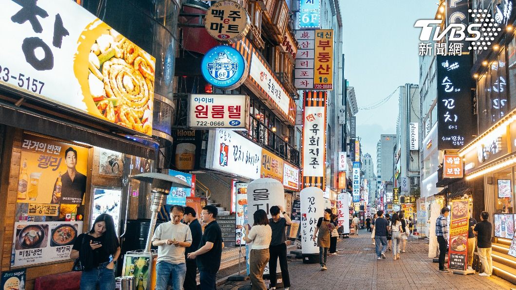 韓國政府宣布，明年1月1日起外國旅客赴韓消費購物的退稅上限將提高1倍。（示意圖／shutterstock達志影像）