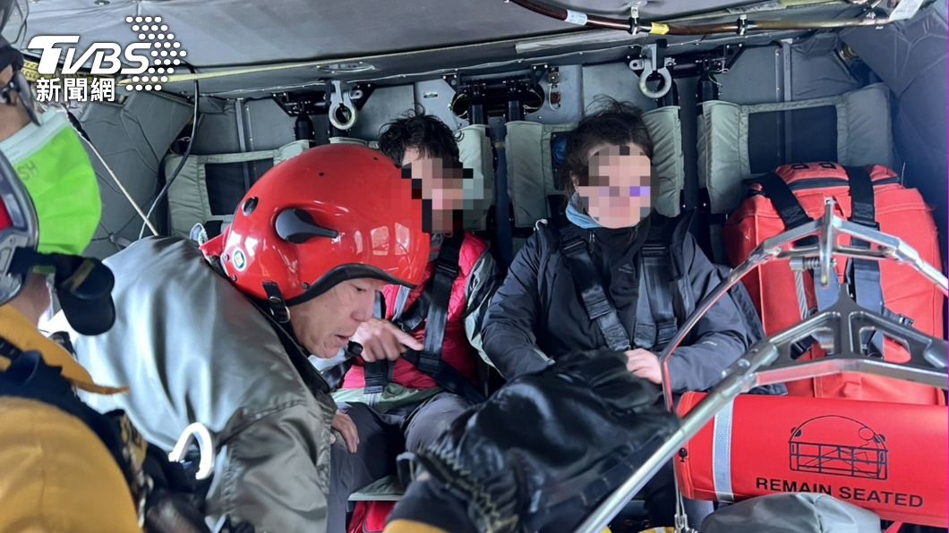 搜救人員找到失聯的法國情侶，由直升機接駁至小港機場。（圖／TVBS）
