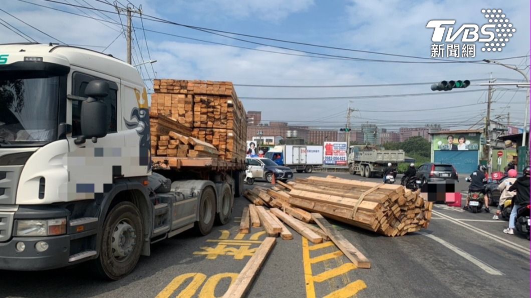 載滿木板樁的貨運曳引車，繩索突然斷裂，載運的木材傾瀉而下。（圖／TVBS）