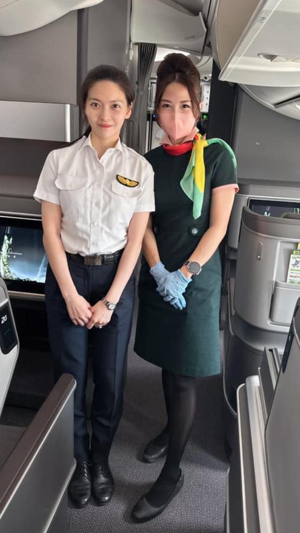 空姐董咪（右）大讚王馨是長榮最漂亮的女機師。（圖／翻攝自即薑起飛-空姐整脊師薑咪臉書）