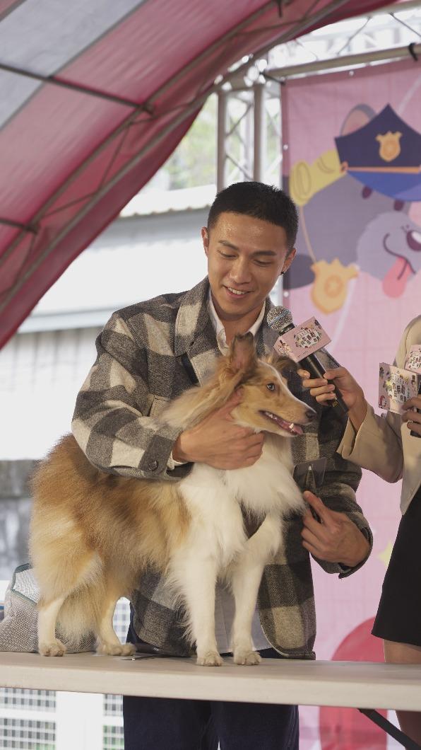 吳嘉育對毛小孩很有耐心。(圖/TVBS)