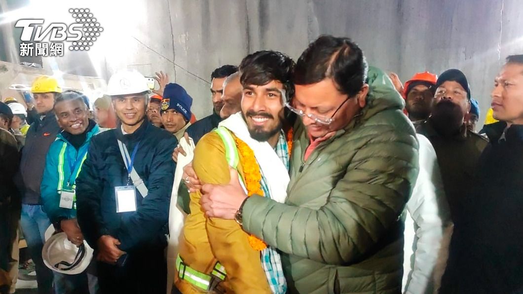 印度隧道坍塌17天　首批受困工人終於救出