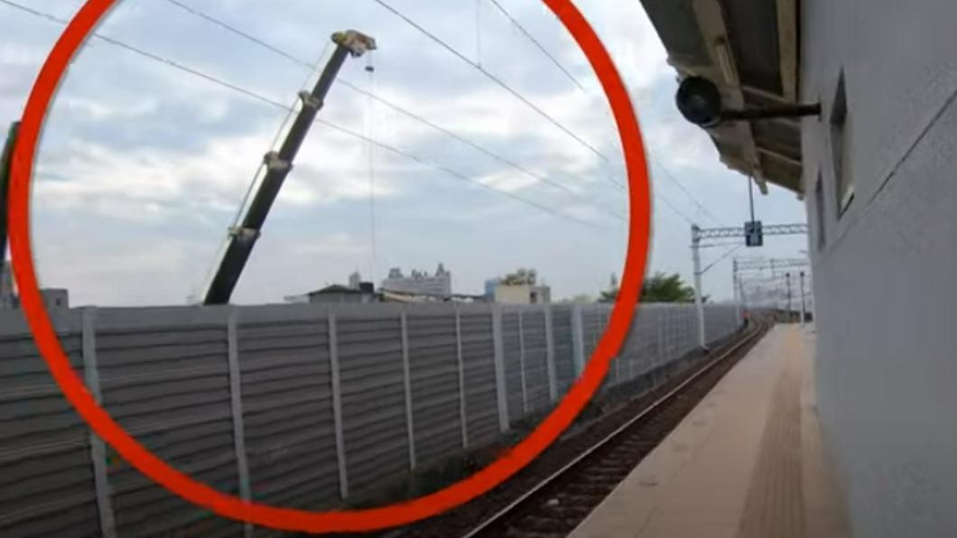 只差五步的距離，高空吊臂險砸中火車。（圖／翻攝自Dukoff血汗臺鐵Youtube）