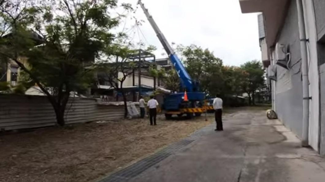 副站長警覺的跑到吊臂車的位置查看。（圖／翻攝自Dukoff血汗臺鐵Youtube）