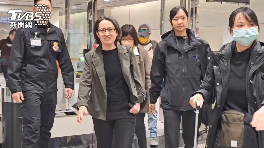  DPP’s Hsiao Bi-khim lands in Taiwan with her four cats