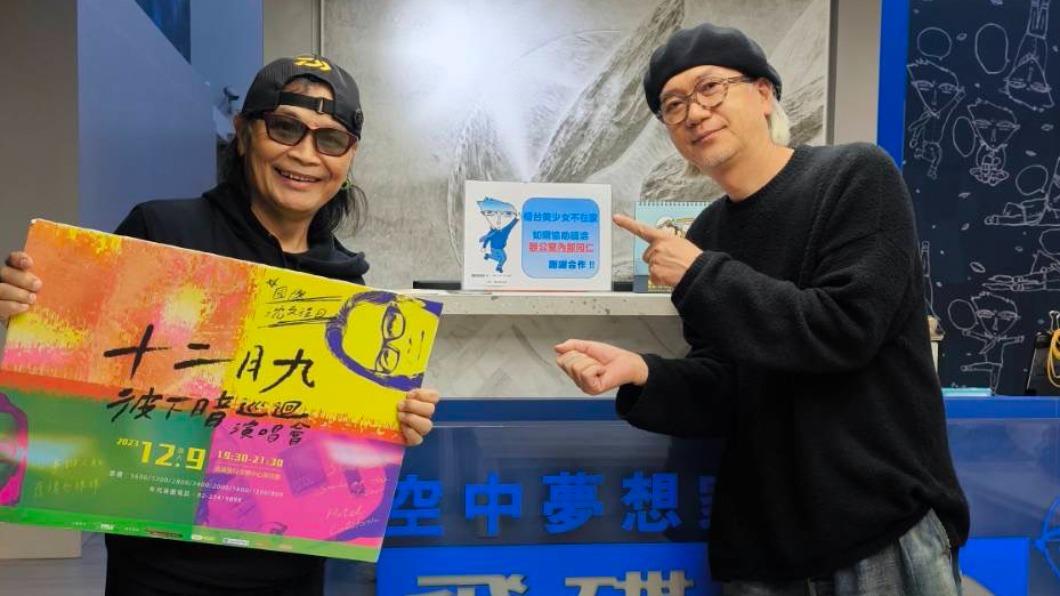 沈文程(左)和大大娛樂CEO李明智一起上電台宣傳演唱會。(圖/大大娛樂提供)