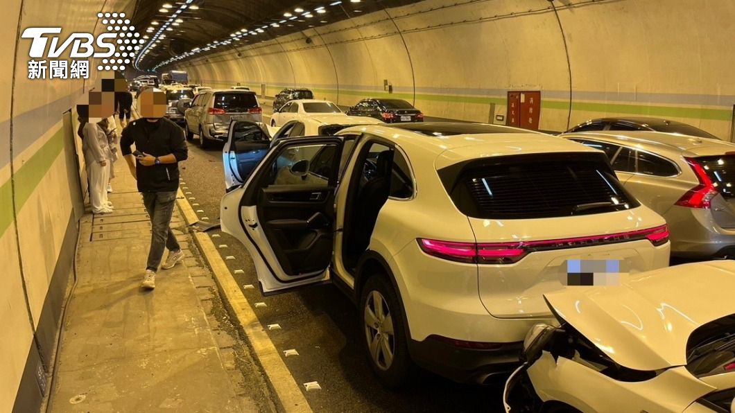 國3中寮隧道發生13車連環追撞事故。（圖／TVBS）
