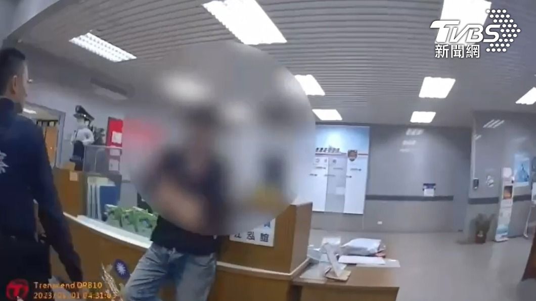 男子喝醉後被計程車拒載，進到警局後態度囂張。（圖／TVBS）