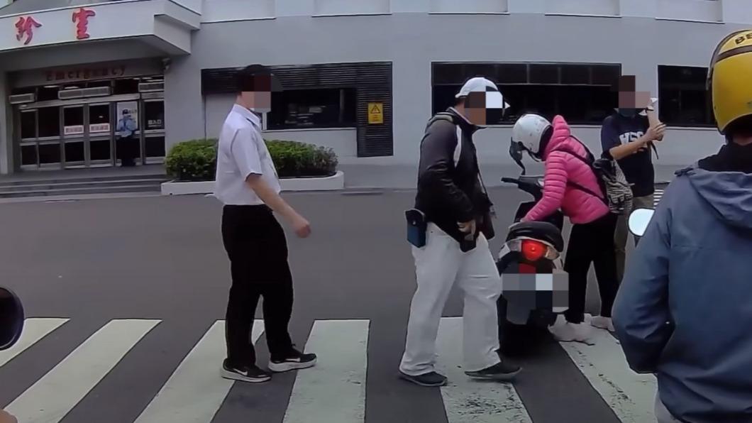 女騎士在醫院急診外因未禮讓,撞翻一位行人。(圖/翻攝自WoWtchout - 地圖型行車影像分享平台)