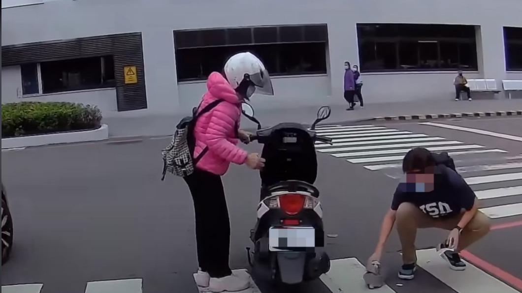 女騎士還意圖卸責,質問男子為何突然衝出來。(圖/翻攝自WoWtchout - 地圖型行車影像分享平台)