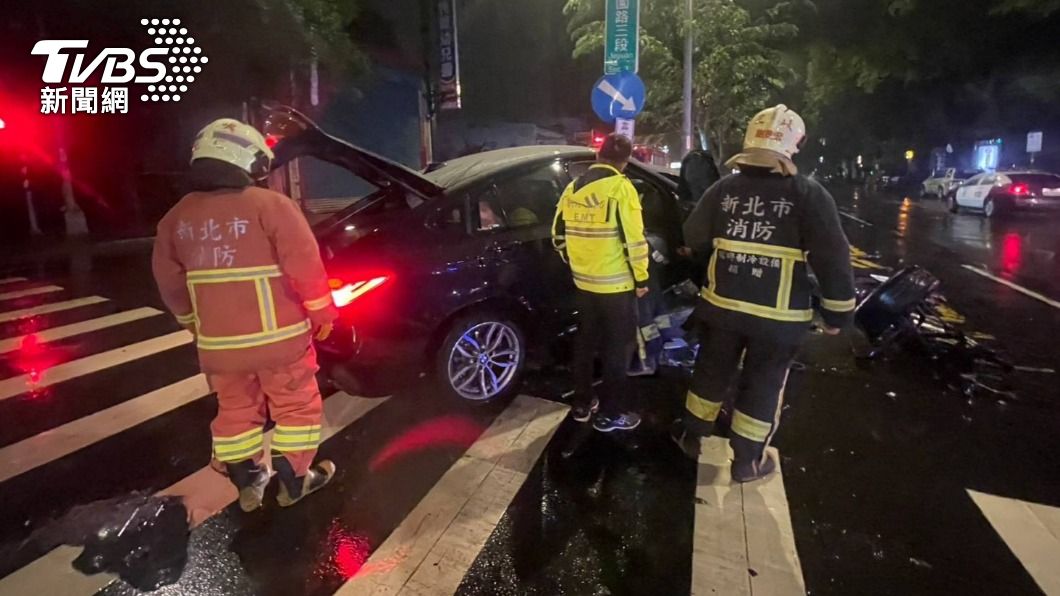 休旅車失控自撞,大批警消到場搶救。(圖/TVBS)