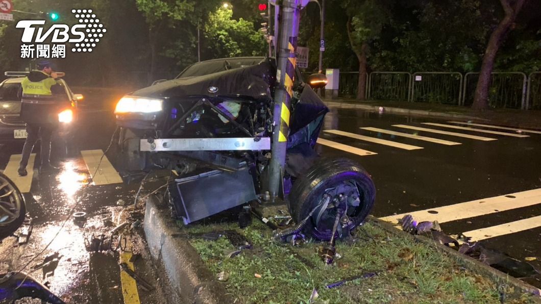 BMW休旅車自撞電線杆。(圖/TVBS)