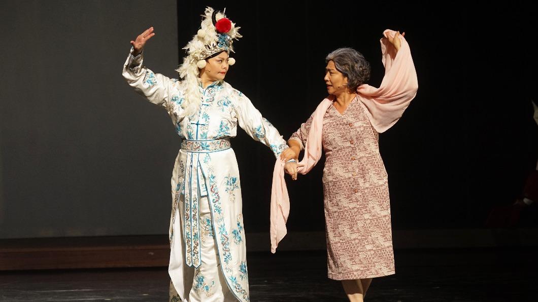 林嘉俐（左）以豫劇裝扮和楊麗音一起又唱又跳。（圖／故事工廠提供）