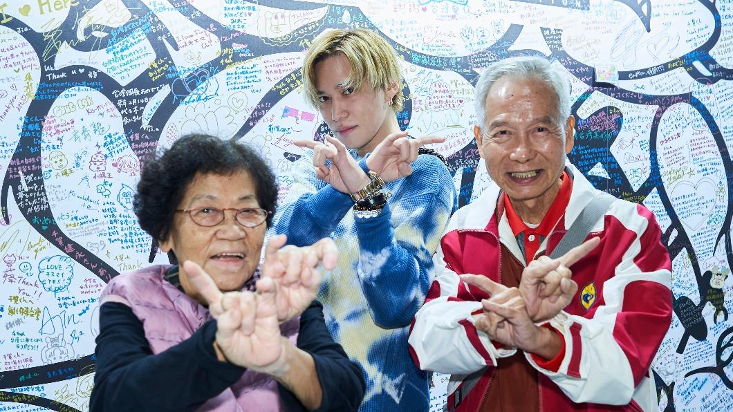 千賀健永在台北舉辦個展，沒想到有年近80歲的夫婦到場支持。（圖／大鴻藝術提供）