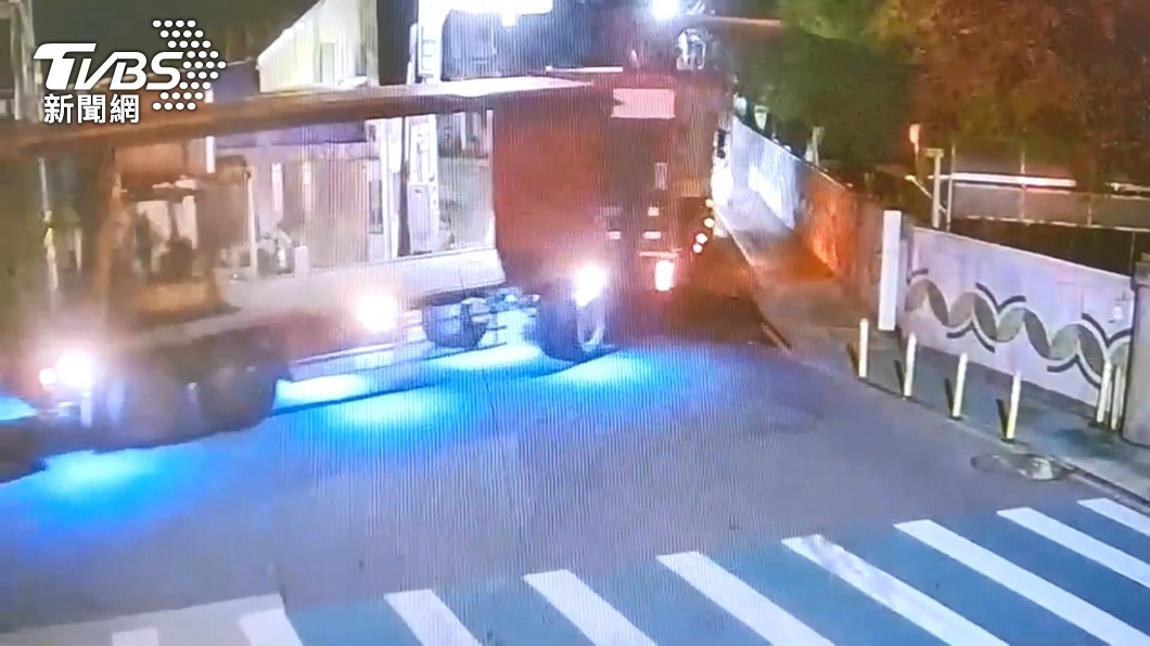 貨車門沒關好！撞電桿、扯電線 上千戶停電│TVBS新聞網