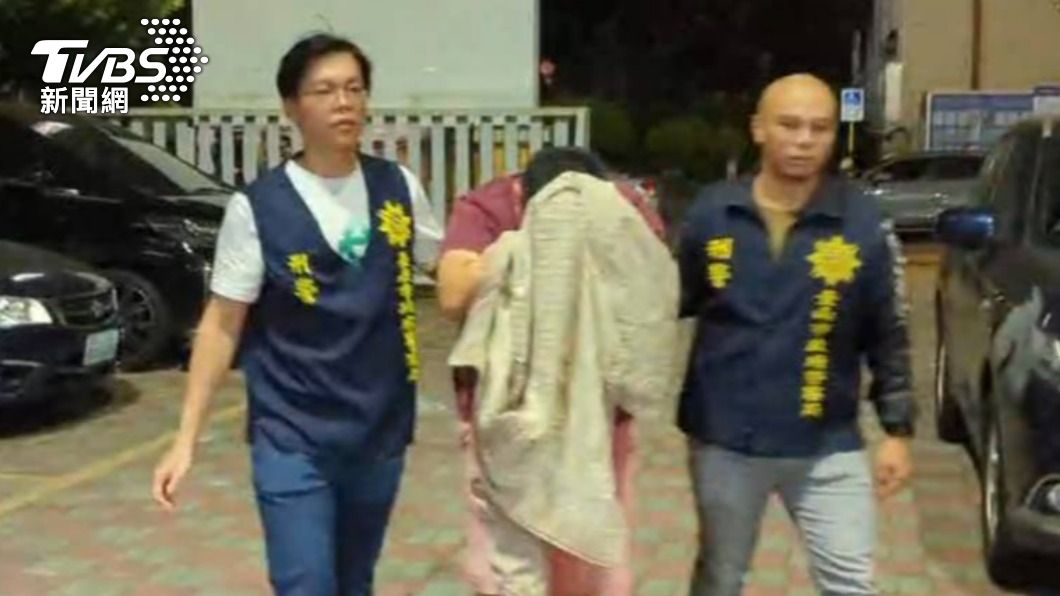 台南二分局警方將涉案的洪男帶回。（圖／TVBS）