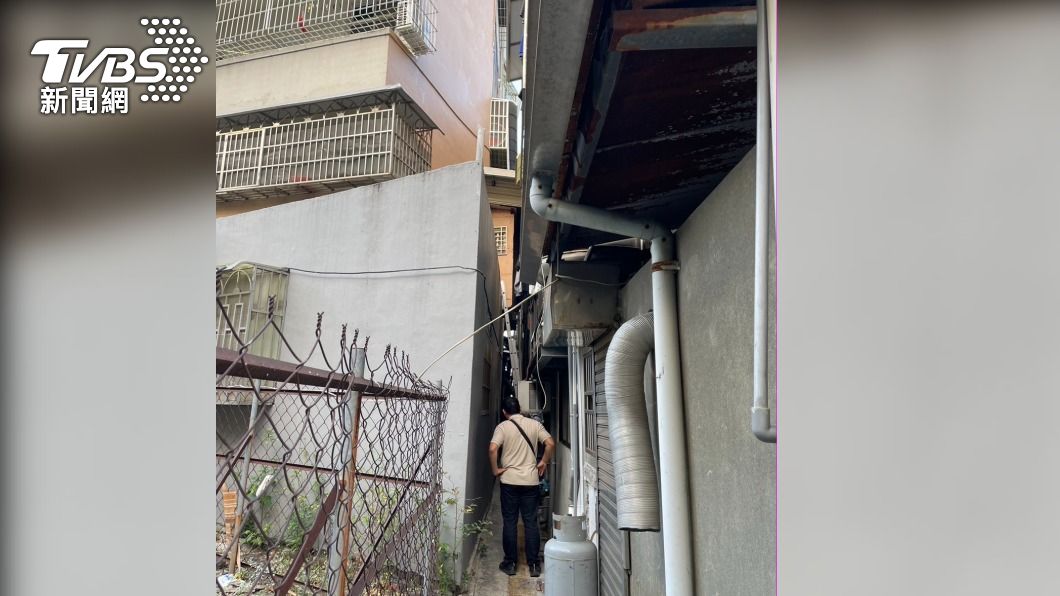 余姓男子受困在住宅二樓的水泥屋頂上。（圖／TVBS）