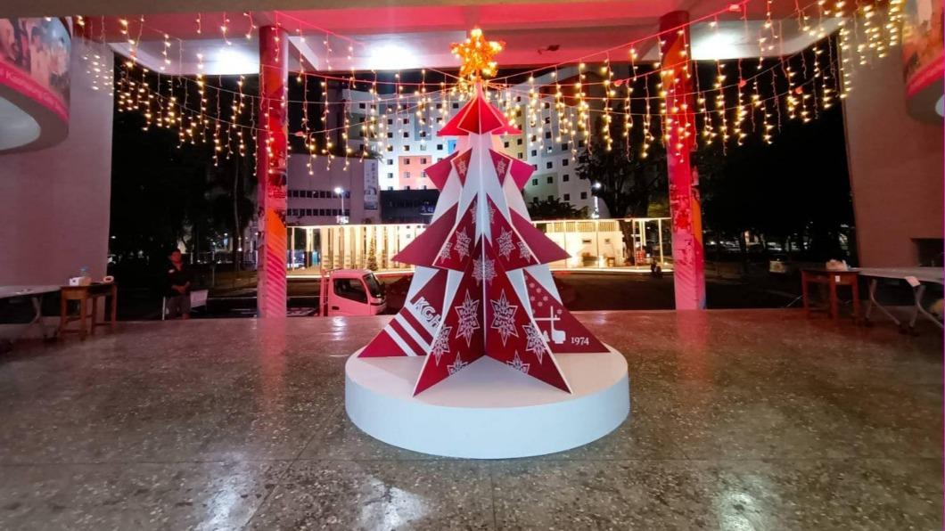  Kaohsiung high school debates NT$70K Christmas tree cost