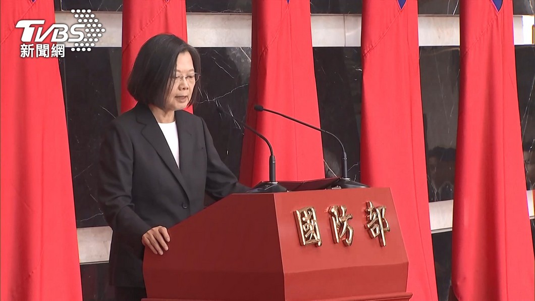  Tsai lauds officers at Defense Ministry promotion ceremony