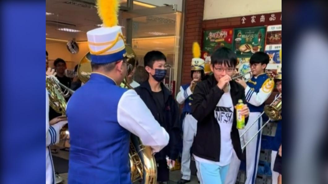 台南一中管樂隊在超商門口演奏超商招牌曲。（圖／翻攝自抖音joeychung209）