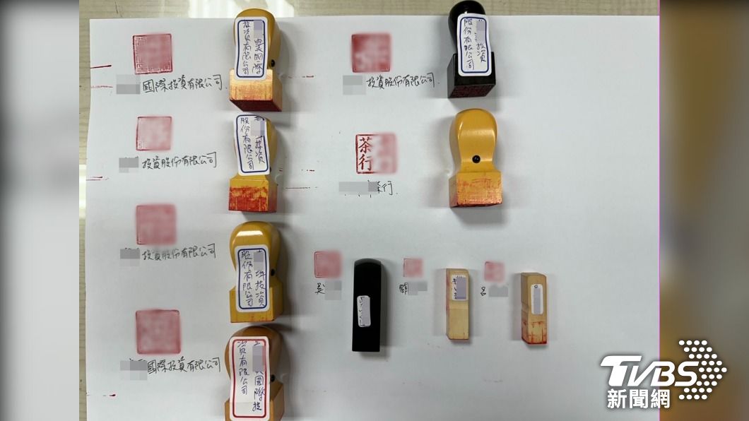 還有數顆不同公司的印章及空白收據，讓員警十分傻眼。（圖／TVBS）