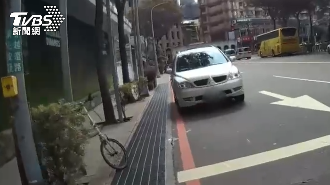 車輛違停紅線。(圖/TVBS)