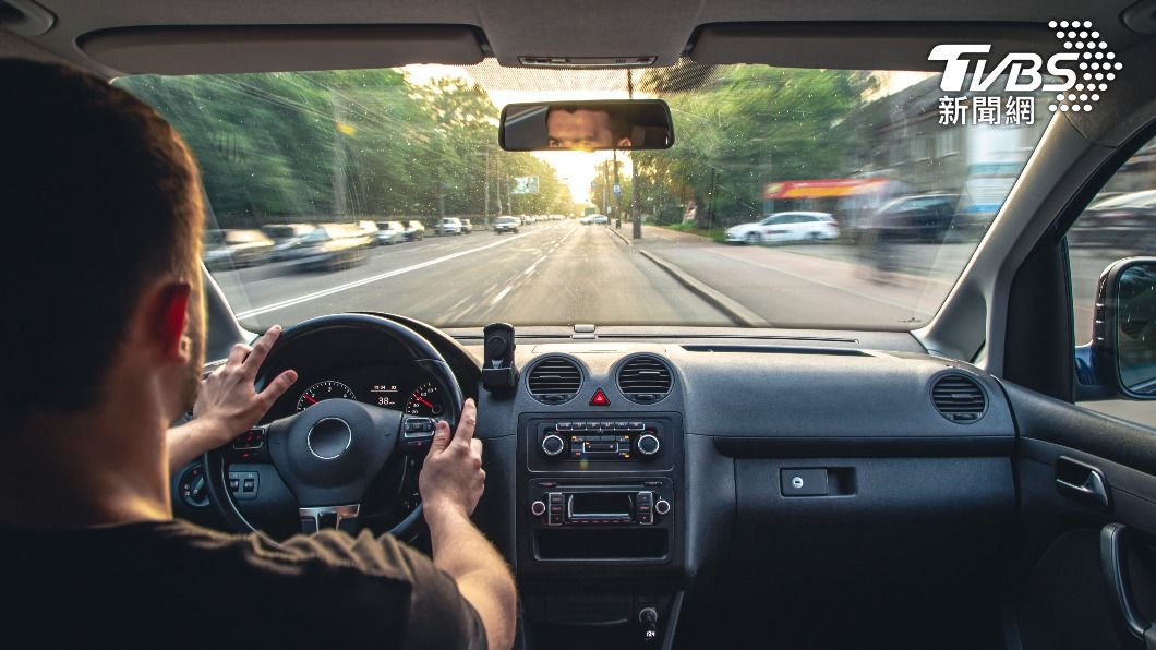 新手駕駛好奇，在路上到底要如何抓車寬？（示意圖／Shutterstock達志影像）