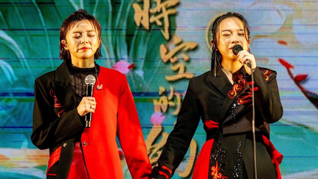 王瞳（左）和張芸京日前舉辦「超時空的約定」演唱會，一圓艾成生前遺願。（圖／神國大樂提供）