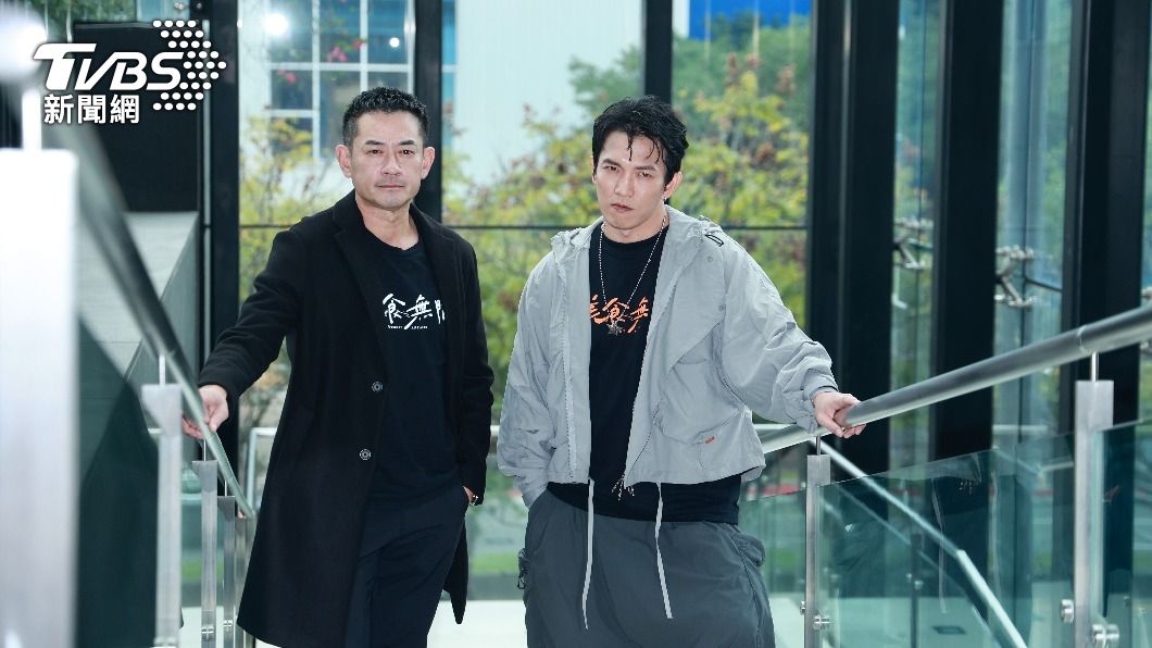 柯叔元(左)、黃尚禾在影集《美食無間》飾演黑道老大。(圖/黃城碩攝)