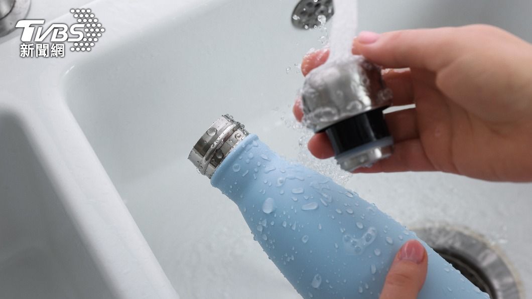 許多人清洗水瓶都會不小心忽略蓋子處的矽膠片。（示意圖／Shutterstock達志影像）