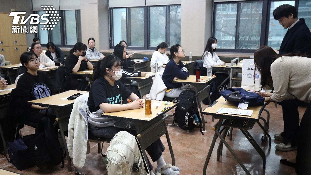 韓國學生狀告政府，大學入學考試提早90秒收卷。（圖／達志影像路透社）