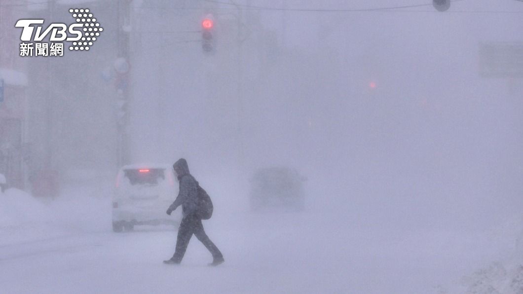 北海道街道上一片白茫茫，道路結冰，當局呼籲民眾避免不必要的外出。（圖／達志影像美聯社）
