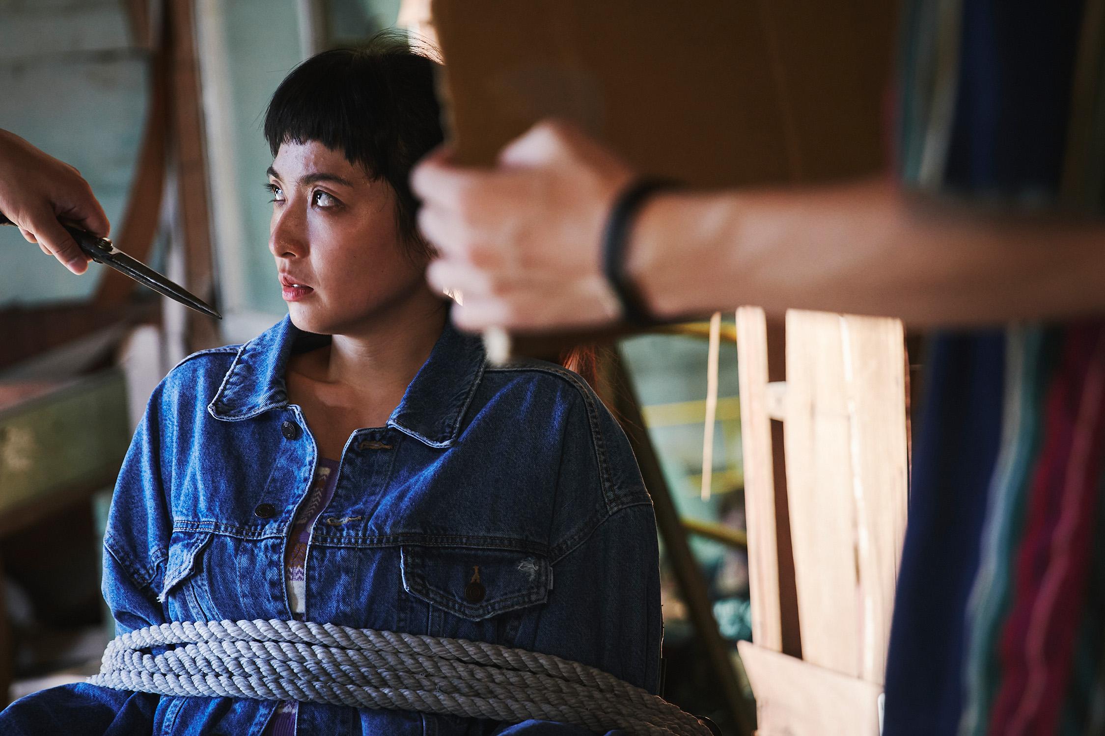 黃湘婷坦言「被綁架」是《壞男孩》拍攝過程最煎熬的時刻，悶熱的倉庫裡，氣味混濁到令人想吐，手又被綁出多條勒痕。（圖／好勁影業有限公司提供）