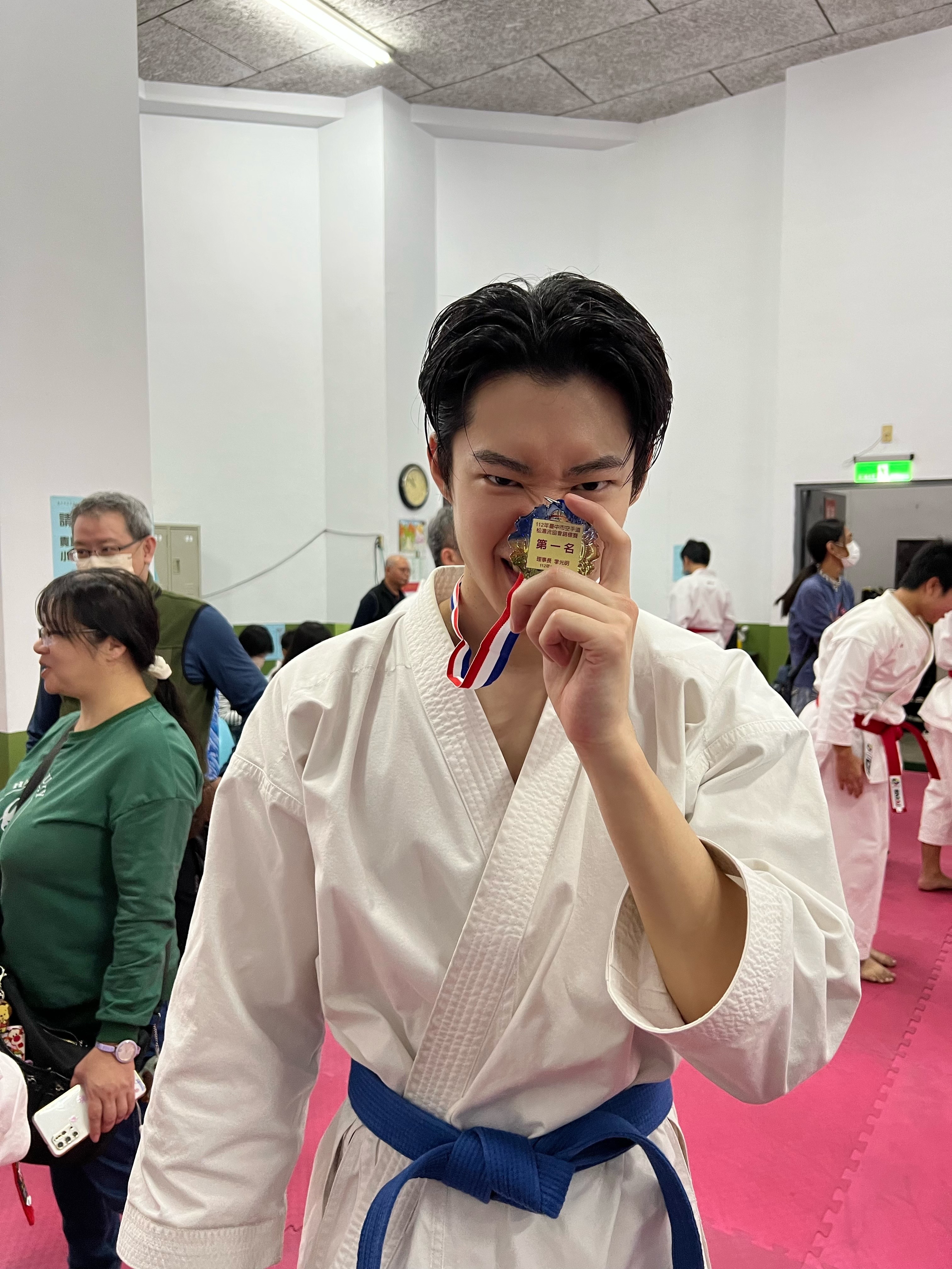 黃信赫開心秀出第一名獎牌。（圖／艾迪昇傳播提供）