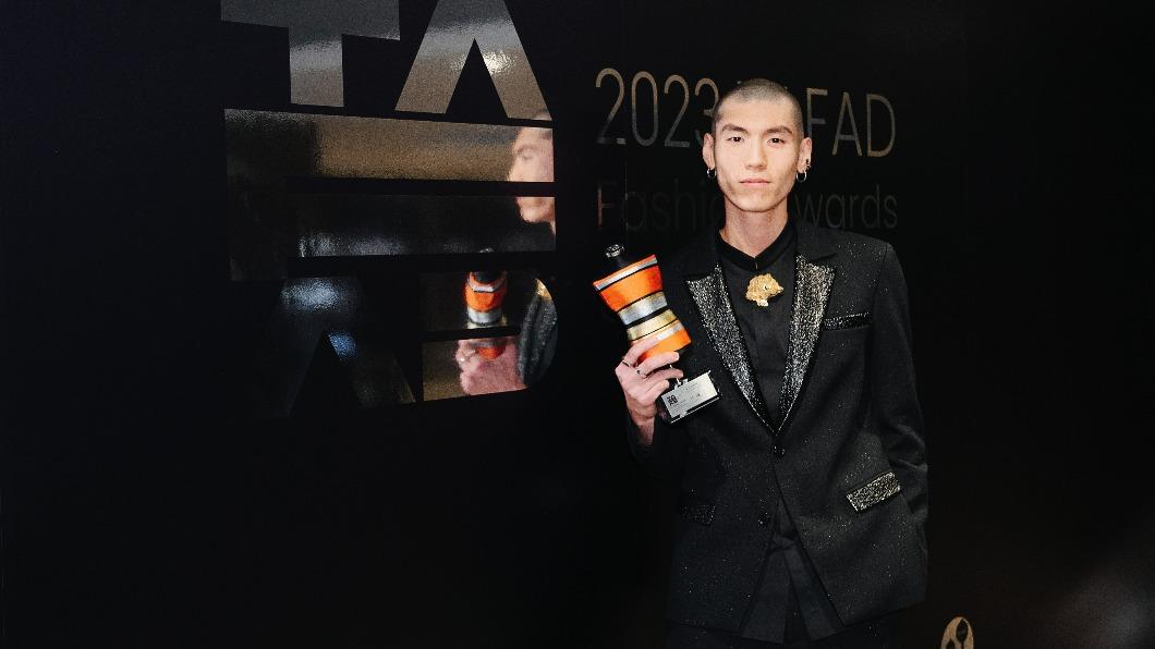 杜威獲TAFAD台灣服飾設計師協會肯定歡喜領到風格男模獎。（圖／丹藍國際提供提供）