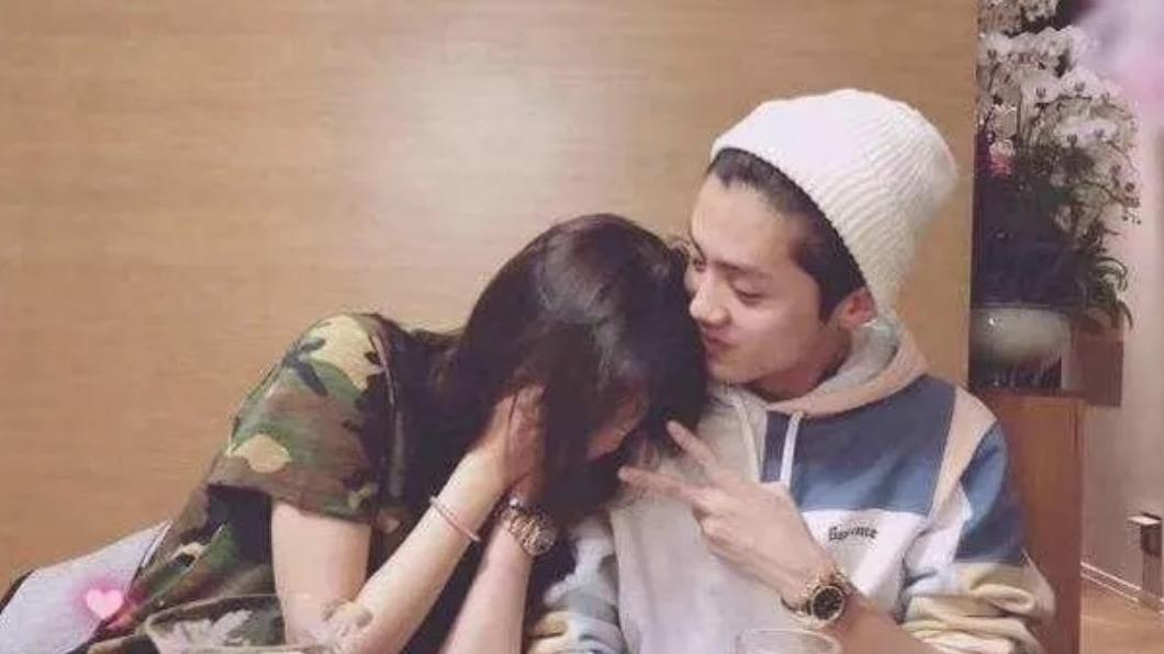 鹿晗2017年認愛四小花旦之一的關曉彤。（圖／翻攝自微博）