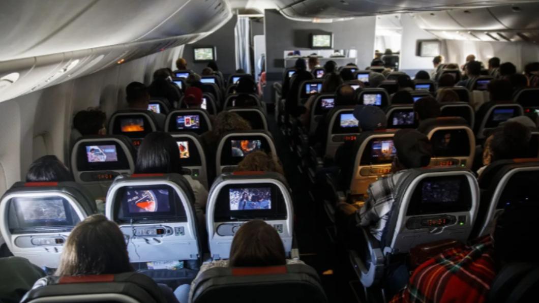 長途飛行對許多乘客帶來極大挑戰。（圖／翻攝自《CNN》）