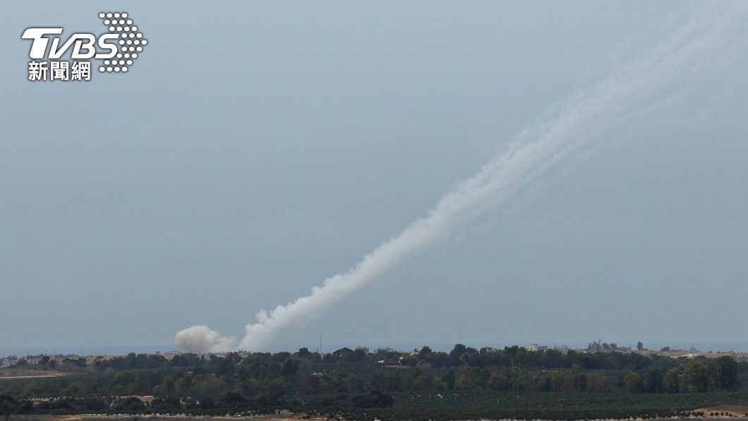 哈瑪斯21日從加薩發射火箭彈，襲擊以色列第二大城台拉維夫。（圖／達志影像路透社）