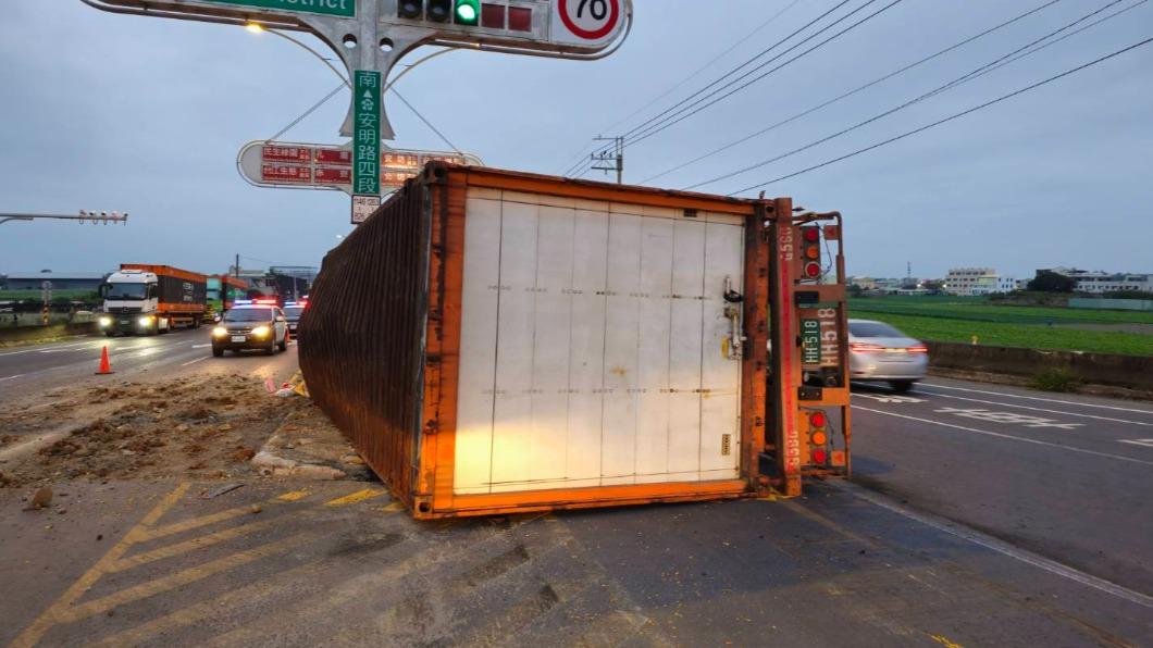 台南有大貨車自撞號誌桿後翻覆在安全島上。（圖／翻攝自記者爆料網）