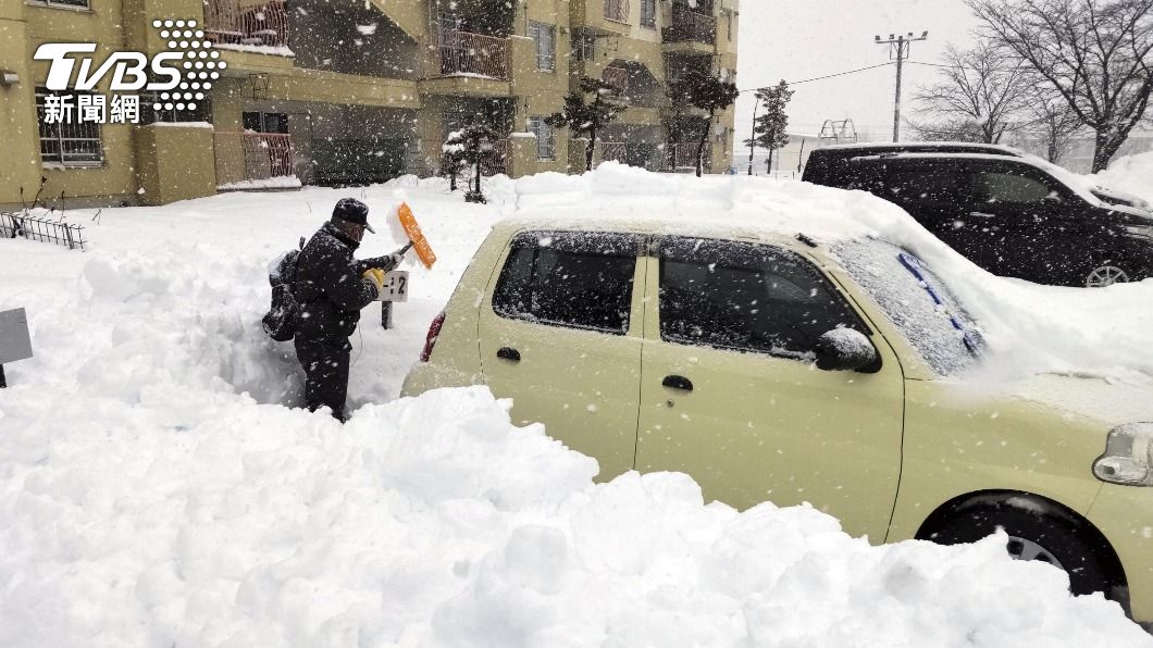 日本遇到極強寒流來襲，導致車子遭積雪困住。（圖／達志影像路透社）