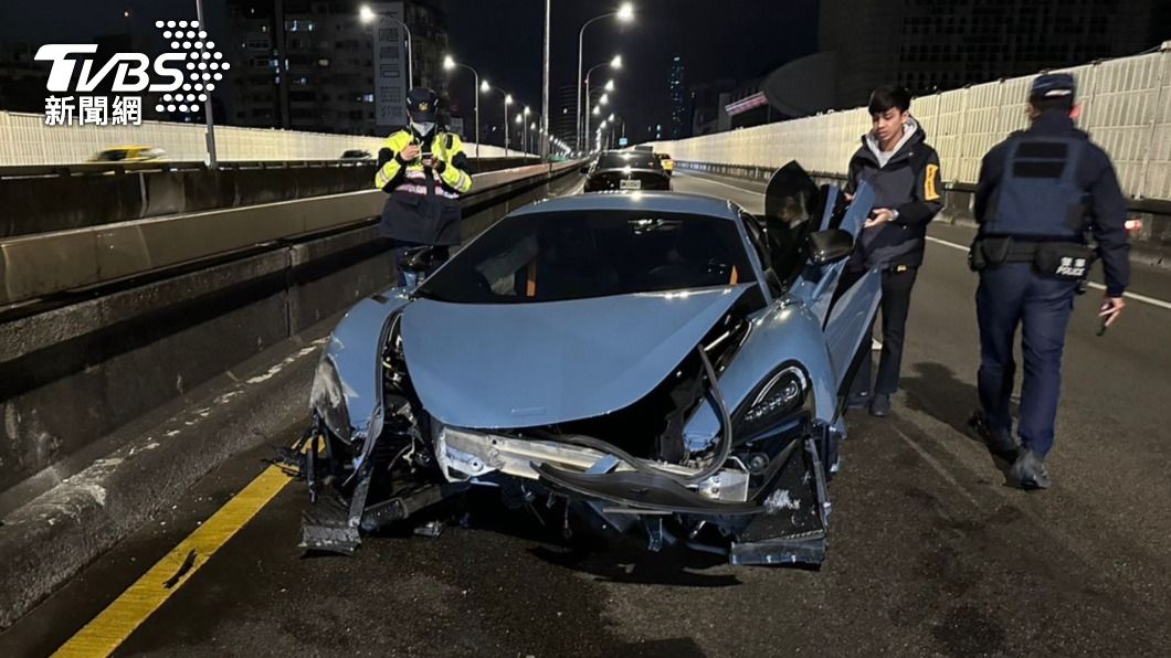 進口車商開千萬麥拉倫超跑 市民高架自撞車頭削掉剩一半 鏡週刊 Mirror Media