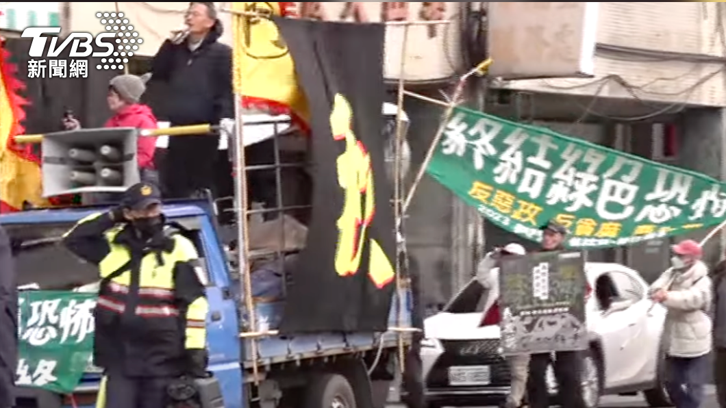 秋鬥遊行到賴清德競選總部，控訴民進黨執政以來讓台灣社會不斷沈淪。（圖／TVBS）