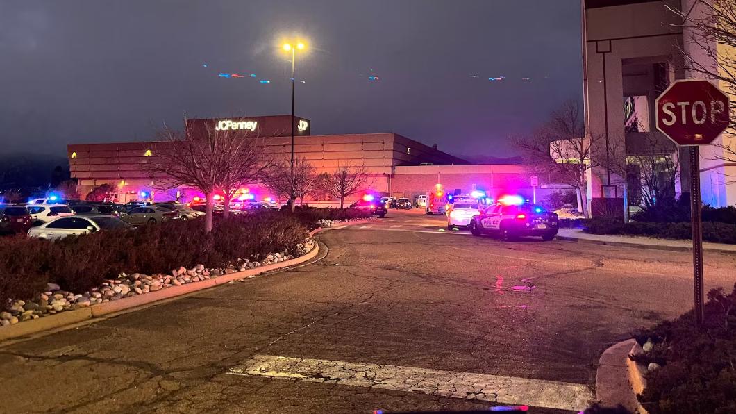 美國科州一間購物中心，平安夜發生槍擊案。（圖／翻攝自@gomer2323推特）
