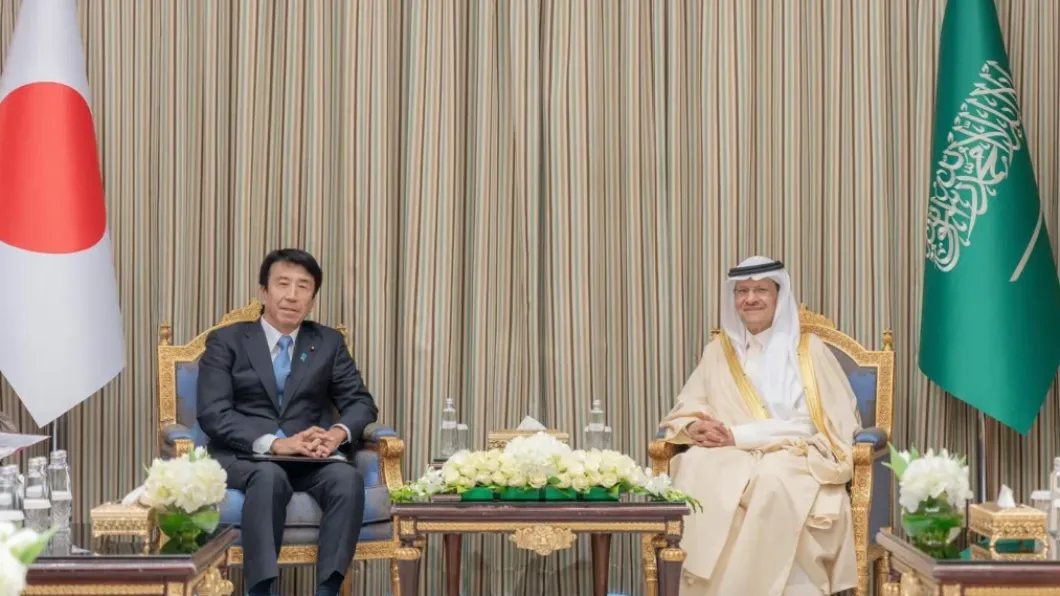 日本經濟大臣齋藤健與沙烏地阿拉伯，簽署合作備忘錄。（圖／翻攝自@ArabNewsjp推特）