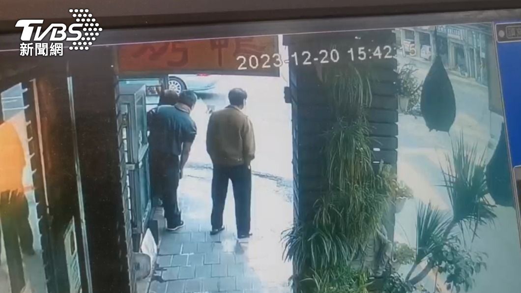 車禍嚇得附近居民出來查看狀況。(圖/TVBS)